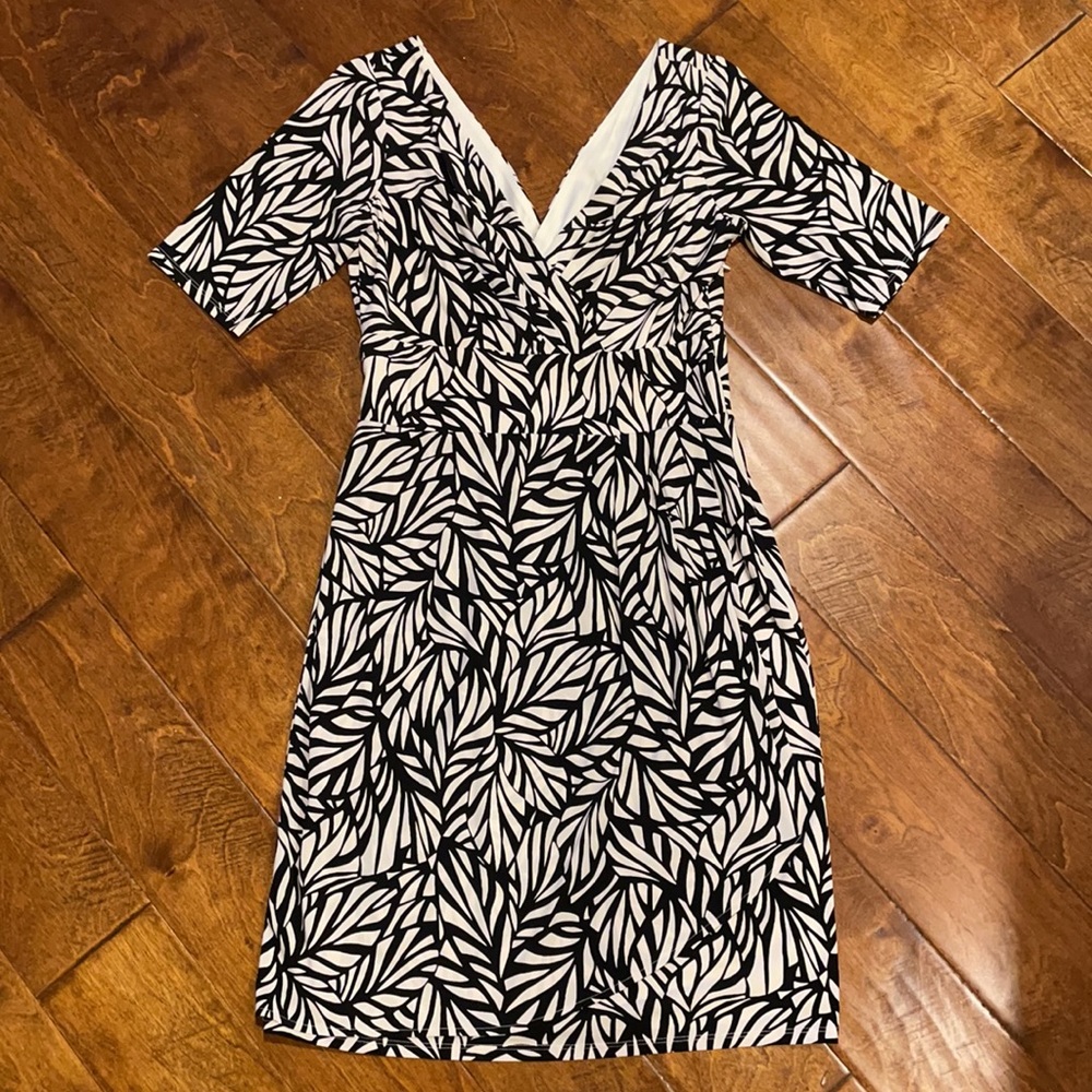 Casual dress - leaf abstract pattern